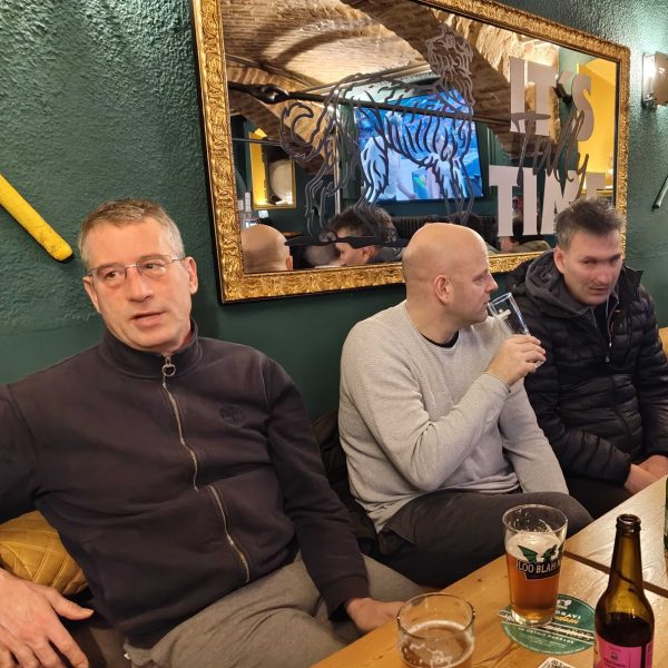 Druženje članov plavalnega kluba po treningu plavanja za odrasle